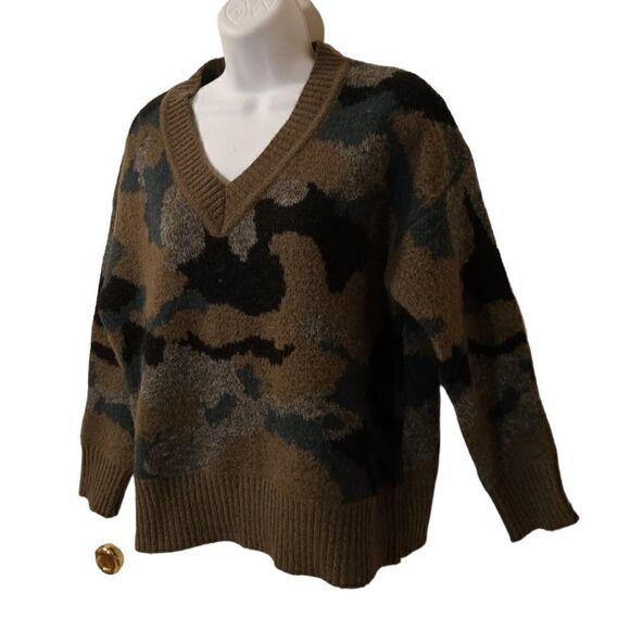 Six Fifty V neck camo sweater size S - Picture 1 of 6